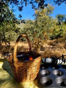 cesta con productos para realizar taller de velas artesanales naturales con cera de abeja