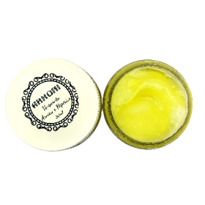 Tarro blanco de 30 ml de ungüento natural de árnica e hipérico de Arkoni, con tapa a rosca, contenido amarillo claro de textura suave y cremosa