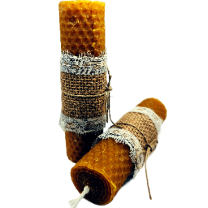 ela artesanal enrollada hecha a mano con cera de abeja 100% natural, color dorado suave, sin recipiente, decorada con detalle, ideal para regalar o ambientar espacios