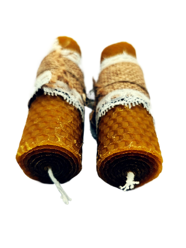 ela artesanal enrollada hecha a mano con cera de abeja 100% natural, color dorado suave, sin recipiente, decorada con detalle, ideal para regalar o ambientar espacios