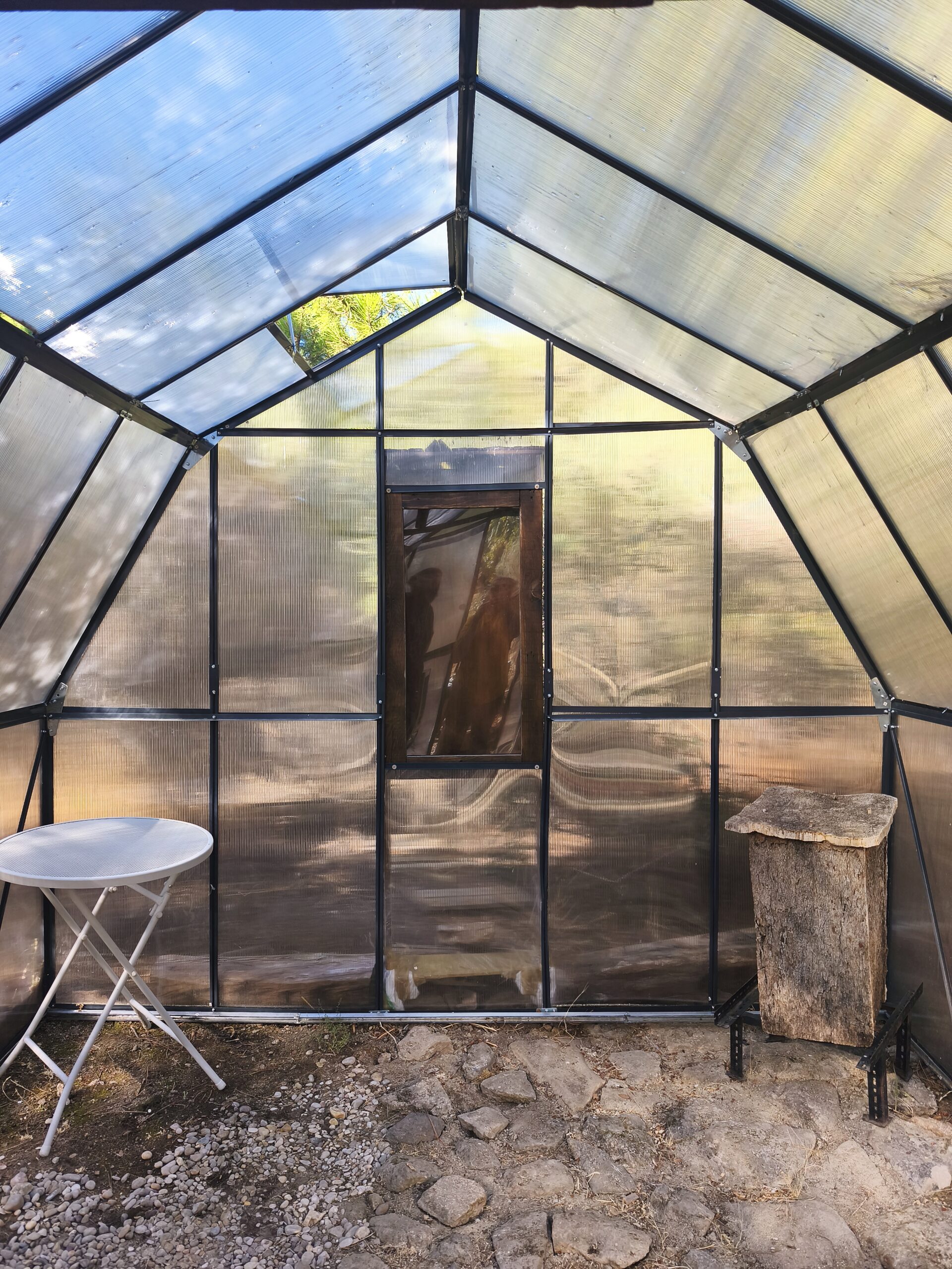 invernadero con colmena de abejas